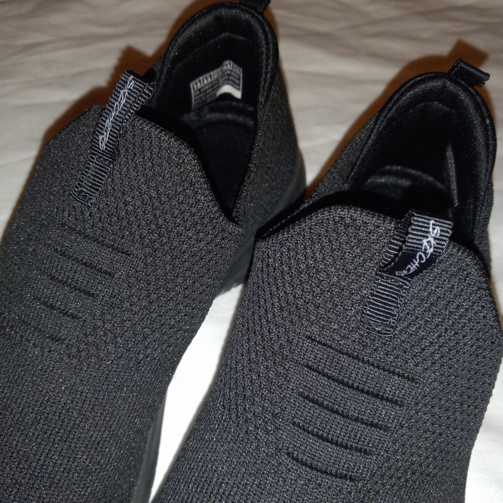 Sketchers Slip On Stretch. Women's Size: 7.5 Color: Black